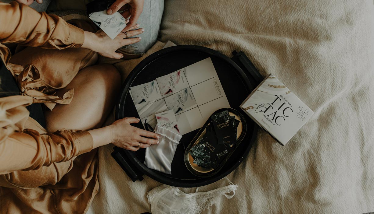 Romantic-bedroom-game-for-couples-OpenMity-romance